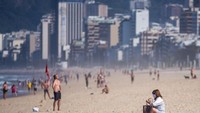 Warga memanfaatkan dibukanya kembali pantai untuk berolahraga, berjemur, atau sekedar berjalan santai.  