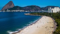 Warga di kota Rio de Janeiro, Brasil, dapat kembali menikmati pantai setelah dibukanya pembatasan akibat pandemi.  