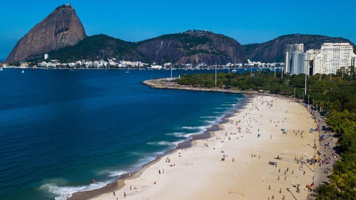 RIO DE JANEIRO, BRAZIL - JULY 05: An aerial view of Botafogo Cove amidst the coronavirus (COVID-19) pandemic on July 5, 2020 in Rio de Janeiro, Brazil. The practice of physical activities on boardwalks and individual sports at sea is allowed. However, the use of chairs and tents on the sand is still prohibited. (Photo by Buda Mendes/Getty Images)