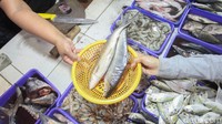 Para warga yang ingin berbelanja diharap menerapkan protokol kesehatan.