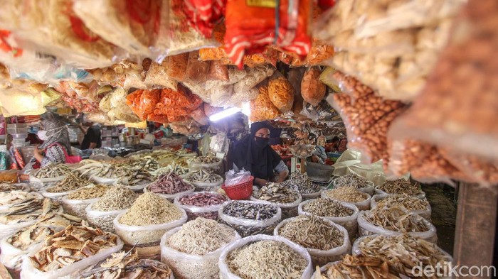 Pasar Tempel di kawasan Pondok Labu, Jakarta, sempat ditutup selama tiga hari sejak Jumat (3/7). Kini, pasar tersebut sudah kembali dibuka dengan aktivitas new normal.