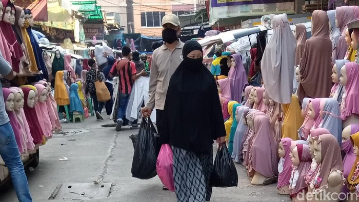 Pembeli di Pasar Tanah Abang masih menggunakan kantong plastik