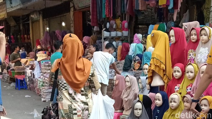 Pembeli di Pasar Tanah Abang masih menggunakan kantong plastik