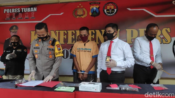 Seorang pria ditangkap karena mencuri kotak amal lima mesjid di Lamongan dan Tuban. Ia nekat jadi pencuri karena tiga bulan menganggur.