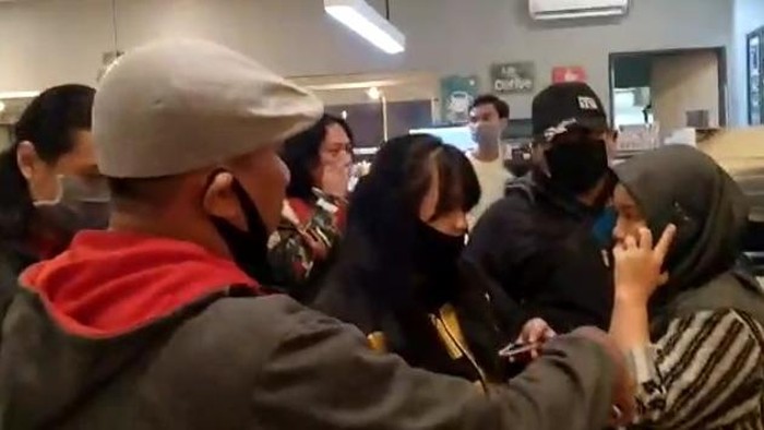 Perempuan kasir kafe di Makassar diamankan karena pakai baju berlogo palu arit.
