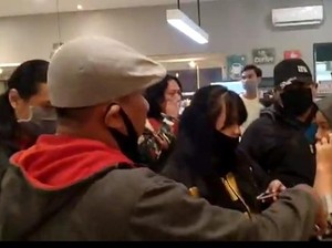 Kasir Kafe di Makassar Diamankan Polisi karena Pakai Kaus Berlogo Palu Arit