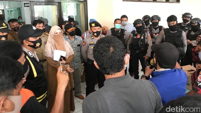 Plt Kadisdik Makassar Amalia Malik saat menemui massa aksi di kantornya (Ibnu-detikcom).