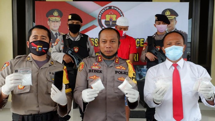 Polres Kendari menangkap pengedar 1,8 kg sabu.