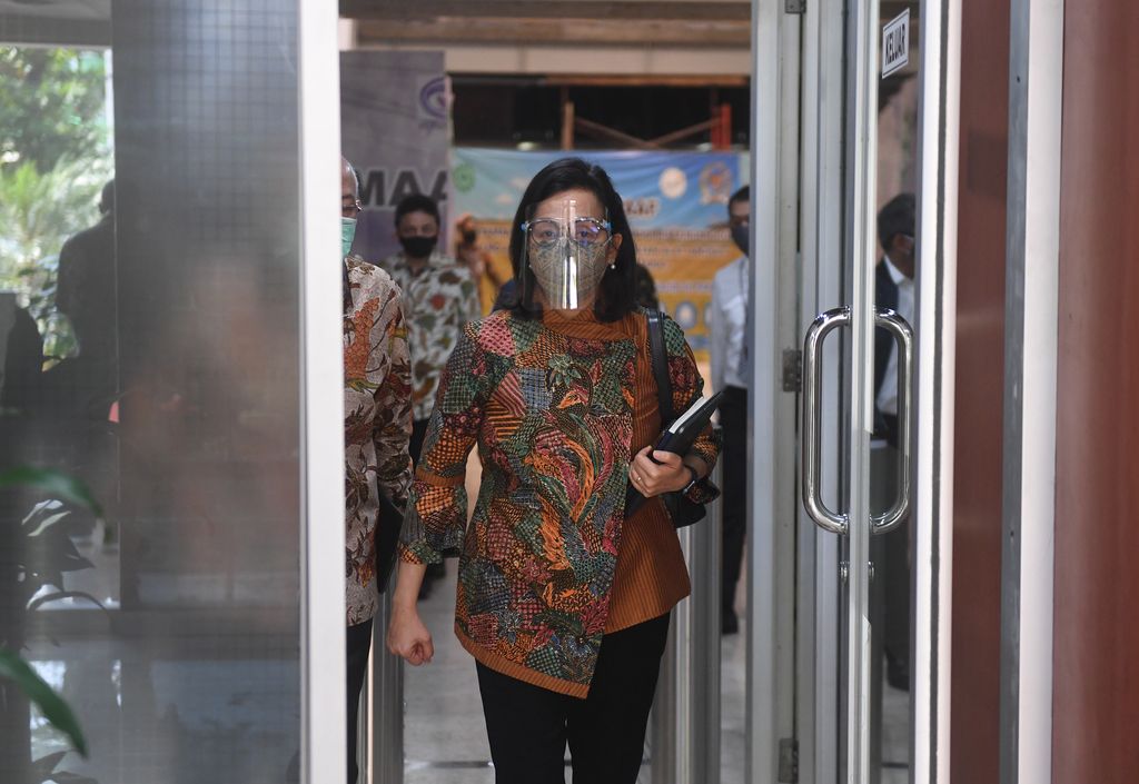 Menteri Keuangan Sri Mulyani berjalan memasuki ruangan untuk mengikuti rapat kerja tertutup dengan Komisi XI DPR di Kompleks Parlemen, Senayan, Jakarta, Senin (6/7/2020). Rapat itu membahas surat menteri keuangan terkait perkembangan skema burden sharing pembiayaan pemulihan ekonomi nasional. ANTARA FOTO/Akbar Nugroho Gumay/wsj.