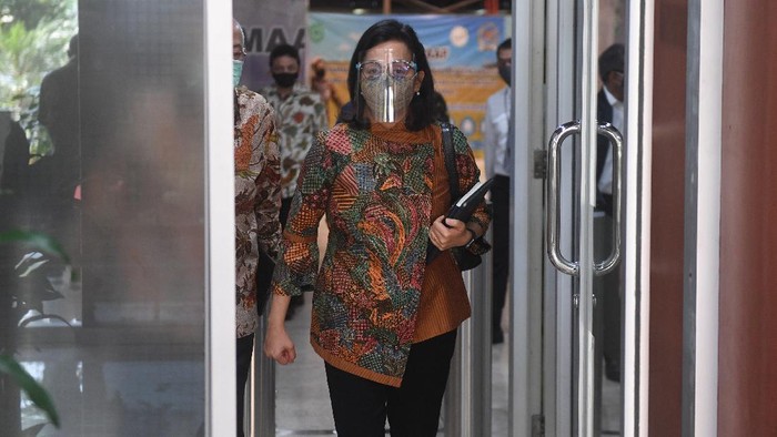 Menteri Keuangan Sri Mulyani berjalan memasuki ruangan untuk mengikuti rapat kerja tertutup dengan Komisi XI DPR di Kompleks Parlemen, Senayan, Jakarta, Senin (6/7/2020). Rapat itu membahas surat menteri keuangan terkait perkembangan skema burden sharing pembiayaan pemulihan ekonomi nasional. ANTARA FOTO/Akbar Nugroho Gumay/wsj.