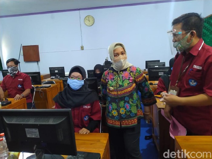 Wali Kota Mojokerto Ika Puspitasari saat mengecek PPDB online di SMPN 1 Kota Mojokerto