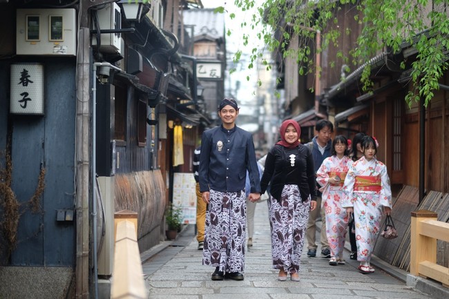 Video TikTok @hassanhans tersebut sudah ditonton lebih dari 2,1 juta kali, mendapatkan 261.600 Likes, 1.740 komentar dan sudah dibagikan sebanyak 662 kali. Pada videonya di TikTok itu, da juga menyisipkan hasil foto-foto preweddingnya yang bikin kagum. Hartanto calon mempelai pria tampak memakai beskap hitam dan blangkon. Sedangkan Novia mengenakan kebaya beludru hitam. Keduanya kompak memakai kain jarik atau kain batik. Dengan memakai busana adat Jawa Tengah itu, Hartanto dan Novia berpose di sejumlah sudut kota di Kyoto. Foto: dok. Hassan Hans @kameraganteng.