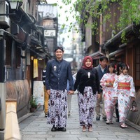 Video TikTok @hassanhans tersebut sudah ditonton lebih dari 2,1 juta kali, mendapatkan 261.600 Likes, 1.740 komentar dan sudah dibagikan sebanyak 662 kali. Pada videonya di TikTok itu, da juga menyisipkan hasil foto-foto preweddingnya yang bikin kagum. Hartanto calon mempelai pria tampak memakai beskap hitam dan blangkon. Sedangkan Novia mengenakan kebaya beludru hitam. Keduanya kompak memakai kain jarik atau kain batik. Dengan memakai busana adat Jawa Tengah itu, Hartanto dan Novia berpose di sejumlah sudut kota di Kyoto. Foto: dok. Hassan Hans @kameraganteng.