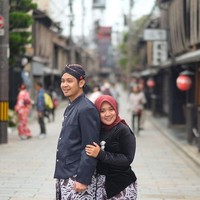 Ketika ditanya soal alasannya memilih foto prewedding dengan menggunakan adat Jawa Tengah, Hasan mengatakan hal itu karena kedua calon pengantin berasal dari Jawa. Keduanya pun ingin mengangkat budaya asli mereka. Kebetulan kami bertiga sama-sama berasal dari Jawa, saya dari Kediri, calon mempelai perempuan (Novia) dari Pati dan mempelai pria (Hartanto) dari Purworejo. Rasanya kurang lengkap kalau hanya foto menggunakan kimono saat di Jepang. Kami ingin mengangkat akar budaya asli kedua calon mempelai di sesi foto tersebut. Sebagai tambahan, ayahanda Novia berprofesi sebagai Pranotocoro (alias pemandu acara/MC khusus Bahasa Jawa Halus) dan memiliki koleksi baju adat Jawa yang lumayan lengkap, jadi sayang kalau tidak dimanfaatkan. Mengingat kedua calon mempelai menjalin hubungan jarak jauh (LDR), Hartanto di Jepang dan Novia di Jakarta, foto sesi ini melambangkan bahwa akar budaya mereka tetap satu, yaitu Tanah Jawa, tuturnya. Foto: instagram @kameraganteng.