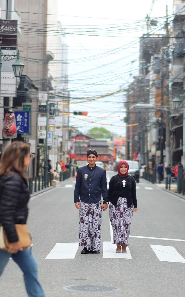 Foto prewedding pasangan berbaju adat Jawa di Jepang ini viral berawal dari unggahan fotografer Hassan Hans atau yang akrab disapa Mas Kasan. Dia mengunggah sesi foto prewedding memakai baju adat Jawa Tengah di Jepang itu ke akun Instagramnya @kameraganteng. Sesi foto tersebut menjadi viral setelah diunggahnya kembali di TikTok. Foto: dok. Hassan Hans @kameraganteng.