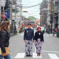 Foto prewedding pasangan berbaju adat Jawa di Jepang ini viral berawal dari unggahan fotografer Hassan Hans atau yang akrab disapa Mas Kasan. Dia mengunggah sesi foto prewedding memakai baju adat Jawa Tengah di Jepang itu ke akun Instagramnya @kameraganteng. Sesi foto tersebut menjadi viral setelah diunggahnya kembali di TikTok. Foto: dok. Hassan Hans @kameraganteng.