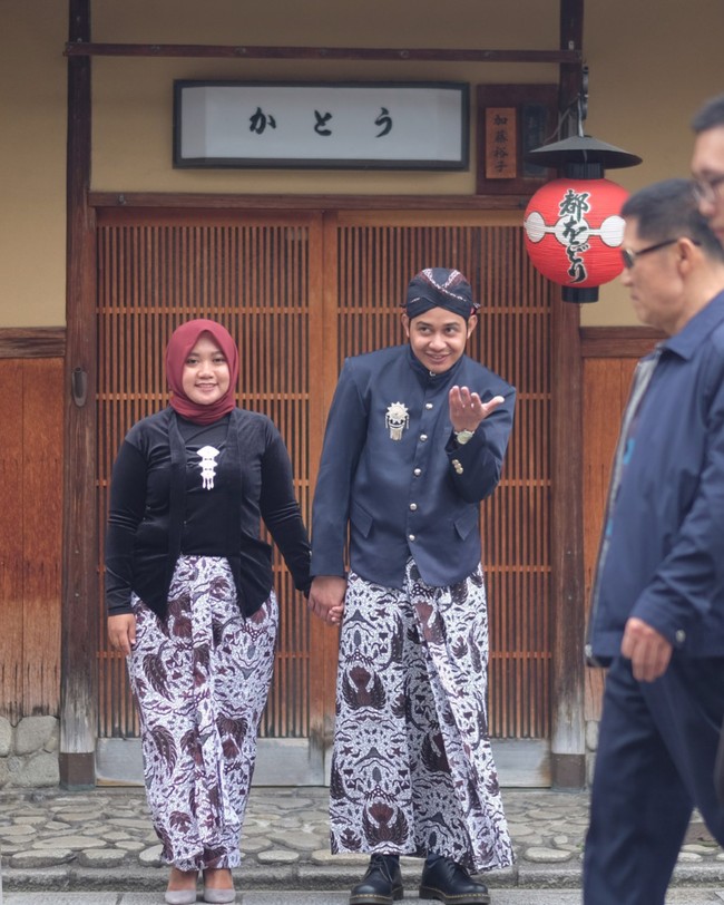 Saat pemotretan prewedding, Hassan menjelaskan mereka mengalami kesulitan karena menggunakan transportasi publik untuk berpindah lokasi. Pasangan calon pengantin juga kesulitan mencari tempat untuk berganti pakaian. Foto: instagram @kameraganteng.