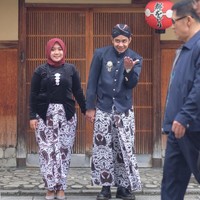 Saat pemotretan prewedding, Hassan menjelaskan mereka mengalami kesulitan karena menggunakan transportasi publik untuk berpindah lokasi. Pasangan calon pengantin juga kesulitan mencari tempat untuk berganti pakaian. Foto: instagram @kameraganteng.