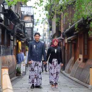 Viral Calon Pengantin Foto Prewedding di Jepang Pakai Baju Adat Jawa Viral Calon Pengantin Foto Prewedding di Jepang Pakai Baju Adat Jawa