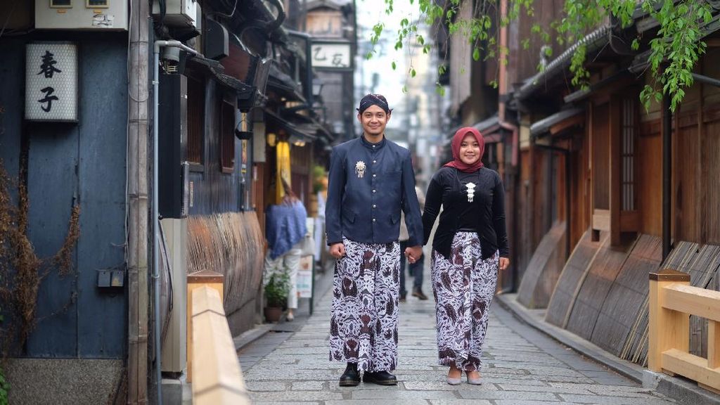 Viral Calon Pengantin Foto Prewedding di Jepang Pakai Baju Adat Jawa