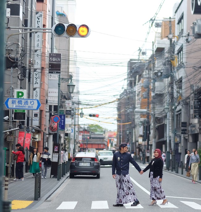 Travel Blogger dan fotografer itu mengungkapkan ide awal sesi foto prewedding memakai adat Jawa di Jepang ini berasal darinya dan kedua pasangan calon pengantin, Hartanto dari Purworejo & Novia Evi Fikriyah dari Pati. Ide datang dari saya, selaku fotografer dan dari kedua mempelai. Sebelum foto session dan terbang ke Jepang kami sudah membicarakan hal tersebut, kata Hasan saat dihubungi Wolipop, Senin (6/7/2020). Foto: dok. Hassan Hans @kameraganteng.