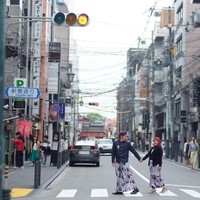 Travel Blogger dan fotografer itu mengungkapkan ide awal sesi foto prewedding memakai adat Jawa di Jepang ini berasal darinya dan kedua pasangan calon pengantin, Hartanto dari Purworejo & Novia Evi Fikriyah dari Pati. Ide datang dari saya, selaku fotografer dan dari kedua mempelai. Sebelum foto session dan terbang ke Jepang kami sudah membicarakan hal tersebut, kata Hasan saat dihubungi Wolipop, Senin (6/7/2020). Foto: dok. Hassan Hans @kameraganteng.