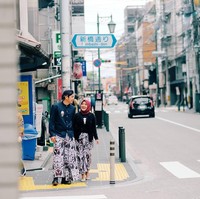 Persiapan sesi foto prewedding unik itu ditambahkan Hassan memakan waktu hampir satu jam. Waktu tersebut dihabiskan kedua calon mempelai untuk memakai busana adat Jawa Tengah dan berdandan. Foto: instagram @kameraganteng.