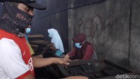 Berkat keyakinan dan kerja keras memanfaatkan kepercayaan pengusaha yang dikenalnya melalui Facebook, Sudirman sukses menjadi pengusaha briket arang.