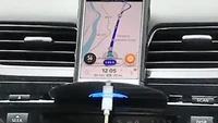 Buat yang belum punya uang untuk beli dudukan HP di mobil, bisa pakai CD bekas. Foto: Dok. Diply.com.