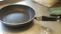 Panci bekas jangan dibuang, diperbaiki saja. Foto: Dok. Diply.com.