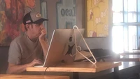 Kita semua tahu dudukan monitor itu mahal banget. Coba cara ini lebih hemat. Foto: Dok. Diply.com.