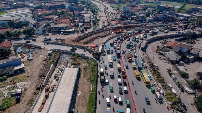 Foto udara proyek pembangunan simpang susun Cileunyi yang merupakan bagian dari proyek strategis nasional Jalan Tol Cileunyi-Sumedang-Dawuan (Cisumdawu) di Cileunyi, Kabupaten Bandung, Jawa Barat, Senin (6/7/2020). Kementerian PUPR menargetkan pembangunan Jalan Tol Cisumdawu yang memiliki panjang 61,5 kilometer serta akses baru menuju Bandara Internasional Jawa Barat tersebut dapat rampung pada akhir tahun 2020. ANTARA FOTO/Raisan Al Farisi