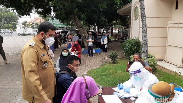 Pemkot Probolinggo memfasilitasi ratusan santri hingga calon mahasiswa untuk rapid test. Itu dilakukan sebelum santri kembali ke pondok atau bagi mereka yang akan tes di perguruan tinggi.