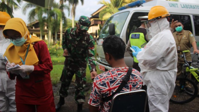 Razia kepatuhan protokol kesehatan di Pontianak.