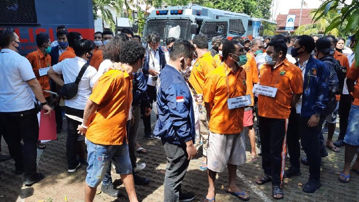 Rekonstruksi Penyerangan: Anak Buah John Kei Bagikan Sajam-Senpi di Jakpus