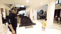 Beberapa YouTuber pun sempat berkunjung dan membuat konten di rumah Anang Hermansyah dan Ashanty tersebut. Dok. YouTube