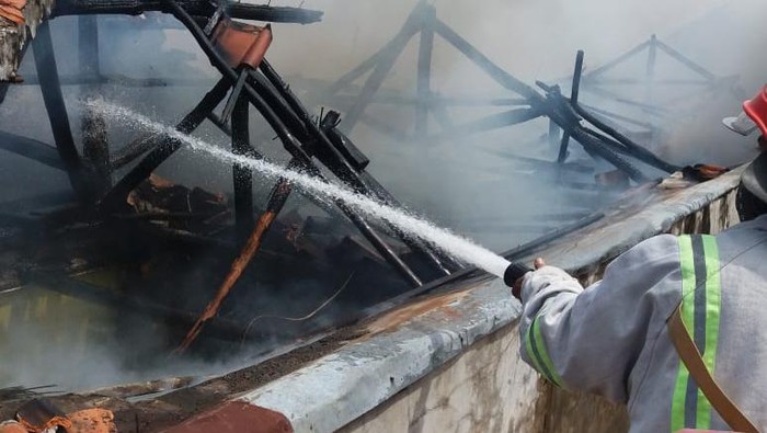 Rumah industri kerupuk di Cirebon ludes terbakar