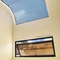Rumah mini The Cube Two memiliki atap transparan yang memungkinkan cahaya sinar matahari untuk masuk. Selain itu, atap transparan itu juga membuat rumah jadi terasa lebih lega dan tidak sumpek. Foto: dok. Nestron