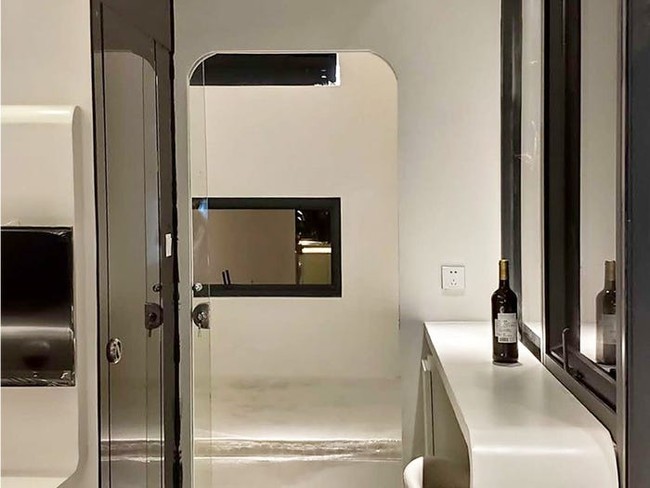 Jika diperhatikan rumah kapsul The Cube Two ini mirip dengan pesawat ruang angkasa ya, hanya saja ukurannya lebih kecil. Bagaimana menurutmu? Foto: dok. Nestron