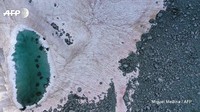 Disebutkan, algae serupa juga dapat ditemui di zona gelap Greenland. Sebuah kawasan yang ditutupi debu dan karbon hitam yang membantu penyerapan nutrisi untuk algae berwarna gelap (Miguel Medina/AFP)