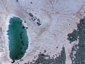 Salju di Pegunungan Alpen Berubah Warna Jadi Pink