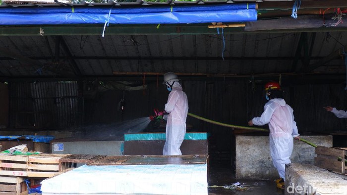 Sejumlah petugas melakukan sterilisasi di pasar Cimind dan Batas Kota Bandung