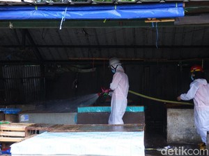 Pedagang Positif COVID-19, Petugas Sterilisasi Pasar Cimindi-Batas Kota