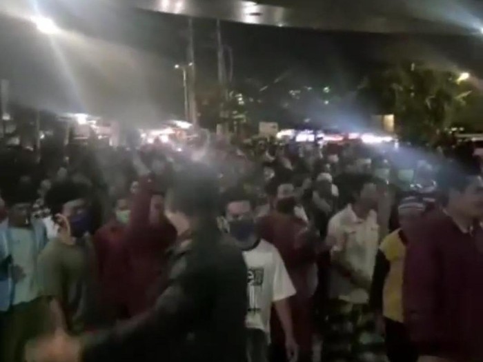 Sejumlah warga menggeruduk RSUD Mataram untuk mengambil paksa jenazah pasien Corona (Screenshot video viral)