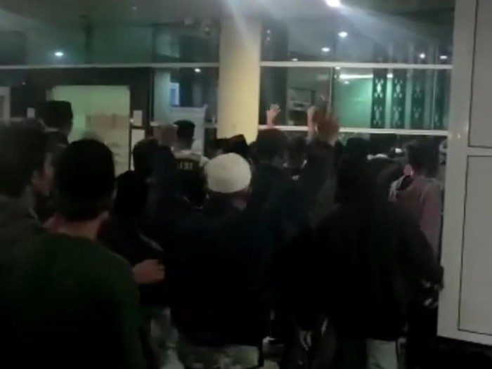 Sejumlah warga menggeruduk RSUD Mataram untuk mengambil paksa jenazah pasien Corona (Screenshot video viral)