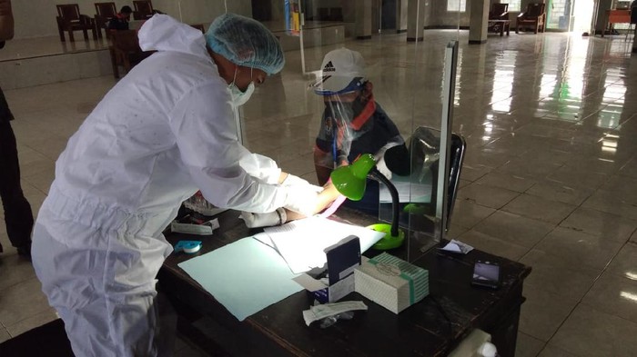 Seorang petugas Pemilu di Pangandaran jalani rapid test
