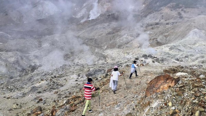 Serunya Mendaki Gunung Papandayan