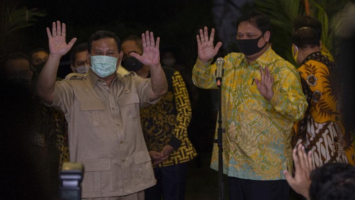 Ketua Umum Partai Gerindra Prabowo Subianto (kiri) dan Ketua Umum Partai Golkar Airlangga Hartarto (kanan) berpamitan kepada wartawan usai menyampaikan keterangan kepada wartawan usai silaturahmi politik di kediaman pribadi Prabowo, Jalan Kertanegara, Kebayoran Baru, Jakarta, Senin (6/7/2020). Silaturahmi politik kedua partai politik yang dilakukan secara tertutup itu membahas pentingnya stabilitas di antara Parpol dan wacana koalisi dalam Pilkada serentak 2020. ANTARA FOTO/Aditya Pradana Putra/hp.