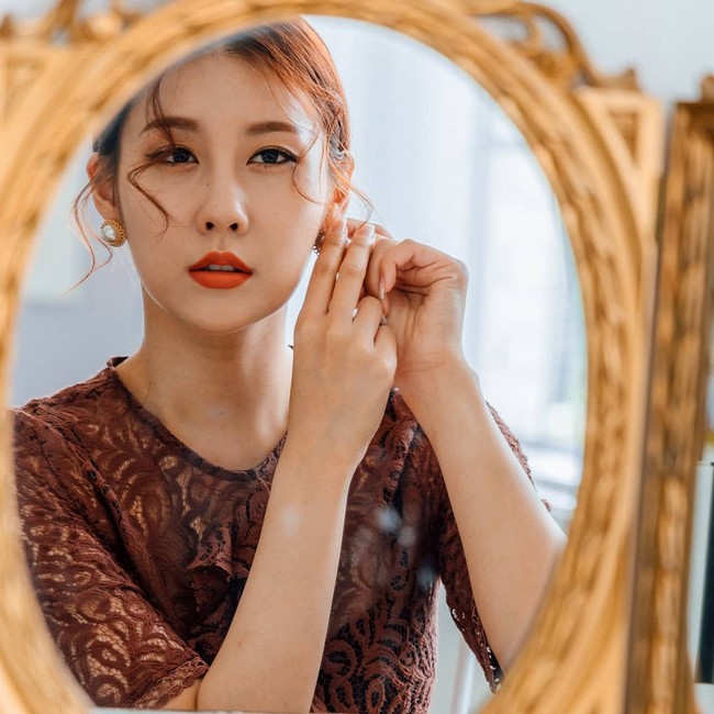 Yang membuat kabar pacaran Stephanie dan Brady jadi perbincangan adalah perbedaan usia mereka. Stephanie yang punya nama asli Kim Bo Kyung berusia 33 tahun dan kekasihnya berumur 56 tahun. Foto: Instagram @stephanie_kim