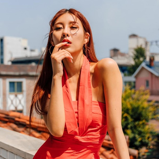 Stephanie yang debut dalam grup CSJH The Grace dilaporkan bertemu Brady sejak 2012. Ketika itu, Stephanie tergabung dalam sebuah kelompok balet di Los Angeles. Diberitakan jika keduanya menjadi teman dekat selama delapan tahun sebelum akhirnya berkencan awal tahun ini. Foto: Instagram @stephanie_kim